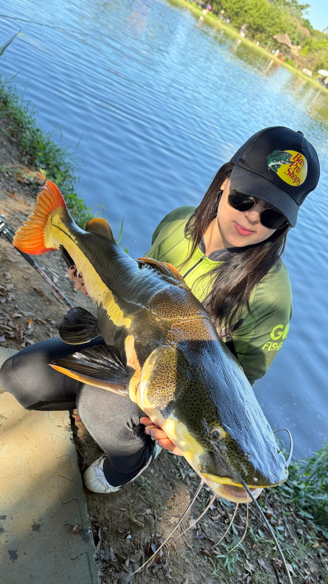 Pescadora exibindo pintado dourado