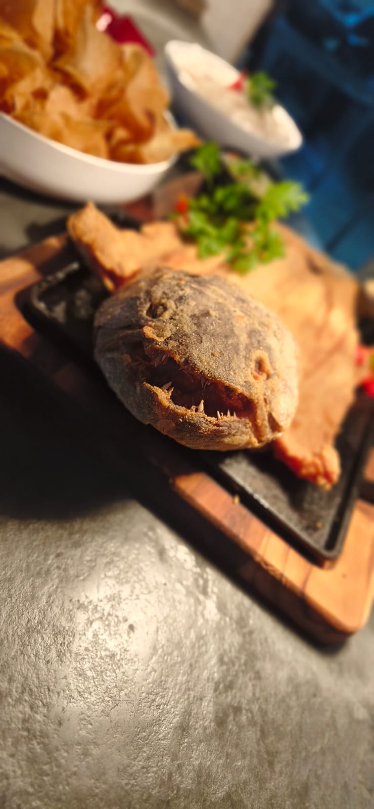 Cabeça de tambaqui frita com farofa